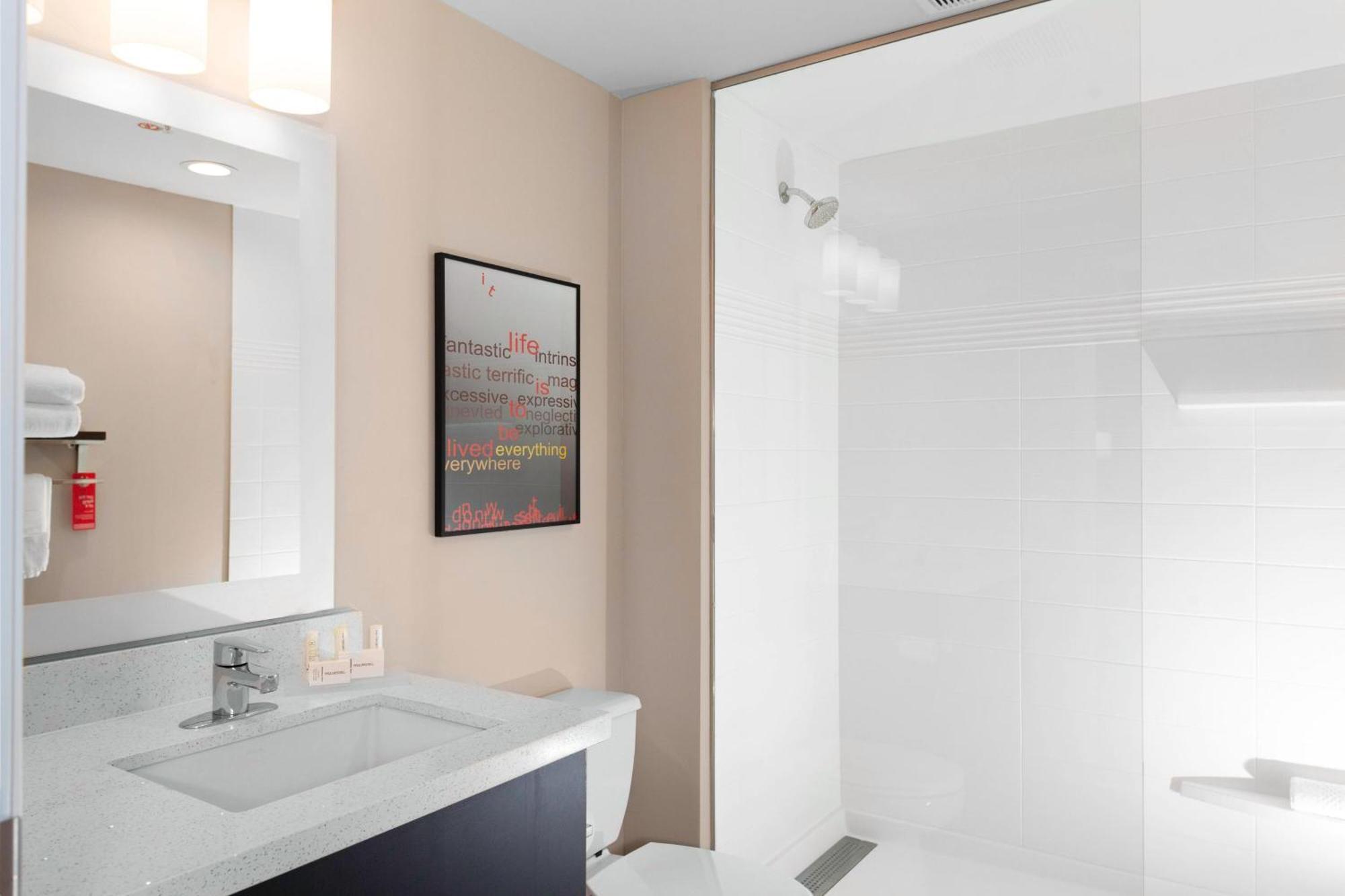 Queen Studio with Adapted Tub - Mobility Accessible