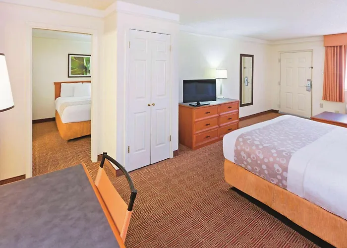 Super 8 By Wyndham San Antonio Near Seaworld Ingram Park